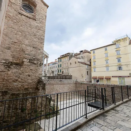 Lena's In Palace Apartament